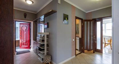 Купить 5-ти комнатную дом на улице Ягодная г. Мирное . Фотография №4