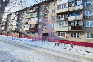 Продам квартиру 1 комнатную с общей площадью 30.6м2, 1/5 эт., на улице Георгия Исакова, г. Барнаул, Алтайский край, Россия, агентство АН Династия 24