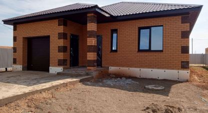 Купить дом 3-х комнатную, 100 кв. м. Фотография №1 Продам дом 3-х комнатный с общей площадью 100м2, на улице Новороссийская, г. Ивановка, Оренбургская обл., Россия, агентство Бюро недвижимости Быстровой. Фотография №1