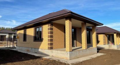 Купить коттедж/дачу 3-х комнатную, 96.8 кв. м. Фотография №1 Продам коттедж/дачу 3-х комнатную с общей площадью 96.8м2, на улице Кленовая, г. Подгородняя покровка, Оренбургская обл., Россия, агентство Бюро недвижимости Быстровой. Фотография №1