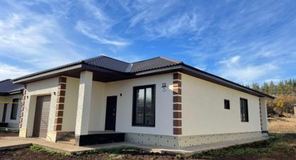 Купить коттедж/дачу 3-х комнатную, 135 кв. м. Фотография №1 Продам коттедж/дачу 3-х комнатную с общей площадью 135м2, на улице Кленовая, г. Подгородняя покровка, Оренбургская обл., Россия, агентство Бюро недвижимости Быстровой. Фотография №1