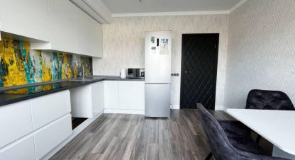 Купить квартиру 3-х комнатную, 86.2 кв. м. Фотография №1 Продам квартиру 3-х комнатную с общей площадью 86.2м2, 2/4 эт., на улице Театральная, г. Посёлок ный, Оренбургская обл., Россия, агентство Бюро недвижимости Быстровой. Фотография №1