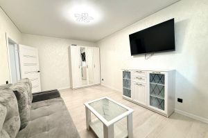 Продам квартиру 1 комнатную с общей площадью 37м2, 2/17 эт., на улице Уральская, г. Оренбург, Оренбургская обл., Россия, агентство Бюро недвижимости Быстровой Продам квартиру 1 комнатную с общей площадью 37м2, 2/17 эт., на улице Уральская, г. Оренбург, Оренбургская обл., Россия, агентство Бюро недвижимости Быстровой