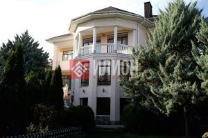 Продам дом 8-ти комнатный с общей площадью 432м2, на улице Спартака, г. Симферополь , Крым авт. респ., Россия, агентство Илион