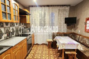 Продам квартиру 3-х комнатную с общей площадью 72м2, 5/5 эт., на улице Ленинградская кириши ленина, Киришский район, г. Кириши, Ленинградская обл., Россия, агентство Александр-Недвижимость