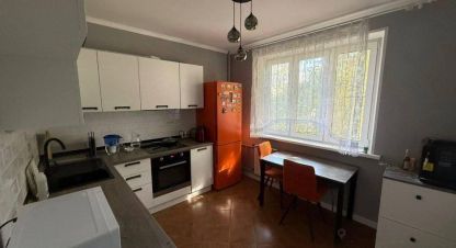 Продам квартиру 1 комнатную с общей площадью 39м2, 3/15 эт., на улице Салмышская, г. Оренбург, Оренбургская обл., Россия, агентство Бюро недвижимости Быстровой. Фотография №1