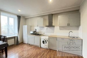 Продам квартиру 2-х комнатную с общей площадью 65м2, 3/3 эт., на улице Комсомольская, г. Магнитогорск, Челябинская обл., Россия, агентство РиоЛюкс