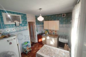 Продам квартиру 2-х комнатную с общей площадью 49.4м2, 5/5 эт., на улице Строительная ул, г. Саки , Крым авт. респ., Россия, агентство СитиДом