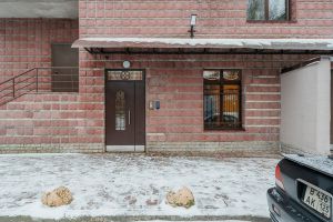 Продам квартиру 2-х комнатную с общей площадью 70м2, 5/5 эт., на улице Карташихина ул, Василеостровский район, г. Санкт-Петербург, Санкт-Петербург, Россия, агентство Интернет-партнер