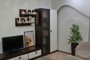 Продам квартиру 3-х комнатную с общей площадью 53м2, 1/2 эт., на улице Тесный пер, г. Евпатория, Крым авт. респ., Россия, агентство АН "Домус"