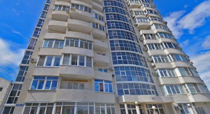 Купить квартиру 3-х комнатную, 109.8 кв. м. Фотография №1 Продам квартиру 3-х комнатную с общей площадью 109.8м2, 3/16 эт., на улице Репина ул 15, г. Севастополь, Крым авт. респ., Россия, агентство АН Домус. Фотография №1