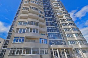 Продам квартиру 3-х комнатную с общей площадью 109.8м2, 3/16 эт., на улице Репина ул  15, г. Севастополь, Крым авт. респ., Россия, агентство АН "Домус"