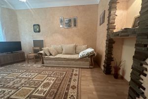 Продам квартиру 2-х комнатную с общей площадью 55м2, 1/3 эт., на улице Гагарина ул, г. Евпатория, Крым авт. респ., Россия, агентство АН "Домус"