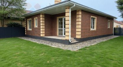 Купить дом 3-х комнатную, 105 кв. м. Фотография №1 Продам дом 3-х комнатный с общей площадью 105м2, на улице Сквозная ул, г. Яблоновский, Адыгея респ., Россия, агентство Мореон Инвест. Фотография №1