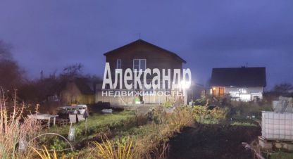 Купить дом 4-х комнатную, 100 кв. м. Фотография №1 Продам дом 4-х комнатный с общей площадью 100м2, на улице Ленинградская гатчинский муниципальный окр коммунар антропшинская, Гатчинский район, г. Коммунар, Ленинградская обл., Россия, агентство Александр-Недвижимость. Фотография №1