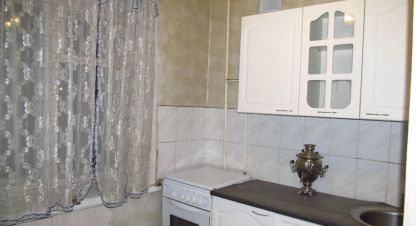Купить квартиру 3-х комнатную, 50.1 кв. м. Фотография №1 Продам квартиру 3-х комнатную с общей площадью 50.1м2, 3/5 эт., на улице Блюхера, Швейная фирма район, г. Курган, Курганская обл., Россия, агентство Домовой45. Фотография №1
