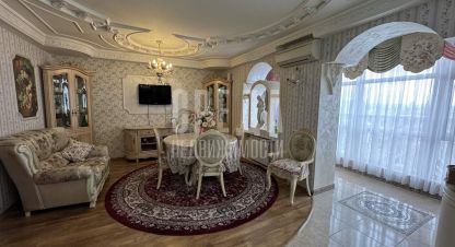 Продам квартиру 4-х комнатную с общей площадью 174м2, 9/10 эт., на улице Совхозный, г. Симферополь , Крым авт. респ., Россия, агентство Среда. Фотография №1