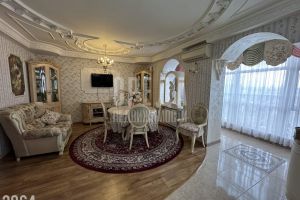 Продам квартиру 4-х комнатную с общей площадью 174м2, 9/10 эт., на улице Совхозный, г. Симферополь , Крым авт. респ., Россия, агентство Среда