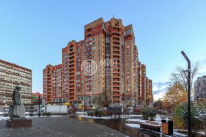 Продам квартиру 2-х комнатную с общей площадью 61м2, 3/18 эт., на улице Лихачевское шоссе, г. Долгопрудный, Московская обл., Россия, агентство Интернет-партнер