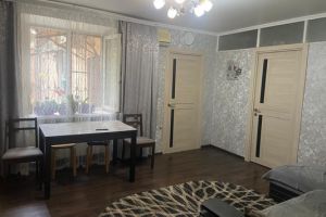 Продам квартиру 3-х комнатную с общей площадью 56м2, 1/5 эт., на улице Казахская улсолнечн круг, Первомайский район, г. Ростов-на-Дону, Ростовская обл., Россия, агентство Интернет-партнер