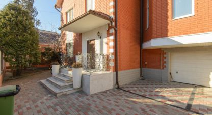 Продам дом 6-ти комнатный с общей площадью 428м2, на улице Аральский пер, Ворошиловский район, г. Ростов-на-Дону, Ростовская обл., Россия, агентство Интернет-партнер. Фотография №1