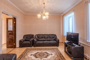 Продам дом 4-х комнатный с общей площадью 65м2, на улице Вишневая ул, г. Гвардейское , Крым авт. респ., Россия, агентство Интернет-партнер