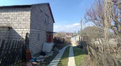 Купить коттедж/дачу 3-х комнатную, 62.6 кв. м. Фотография №1 Продам коттедж/дачу 3-х комнатную с общей площадью 62.6м2, на улице Октябрьская, г. Волжский, Волгоградская обл., Россия, агентство Живем Дома. Фотография №1