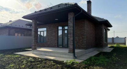 Купить дом 4-х комнатную, 135 кв. м. Фотография №1 Продам дом 4-х комнатный с общей площадью 135м2, на улице Бирюзовая ул, г. Южный, Краснодарский край, Россия, агентство Мореон Инвест. Фотография №1