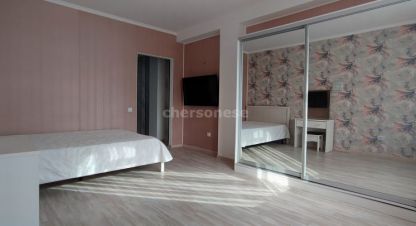 Продам квартиру 3-х комнатную с общей площадью 100м2, 5/5 эт., на улице Античный, Гагаринский район, г. Севастополь, Крым авт. респ., Россия, агентство Херсонес Недвижимость. Фотография №1