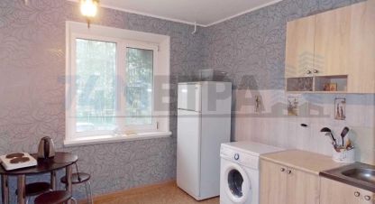 Сдам квартиру 1 комнатную с общей площадью 40м2, 1/10 эт., на улице 40 лет Победы, Курчатовский район район, г. Челябинск, Челябинская обл., Россия, агентство 74 метра. Фотография №1