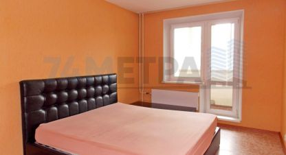 Сдам квартиру 2-х комнатную с общей площадью 80м2, 4/7 эт., на улице Первой пятилетки, Тракторозаводский район район, г. Челябинск, Челябинская обл., Россия, агентство 74 метра. Фотография №1