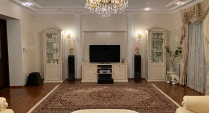 Продам дом 80-ти комнатный с общей площадью 400м2, на улице Медовая ул, г. Краснодар, Краснодарский край, Россия, агентство Аурус-Риэлт. Фотография №1