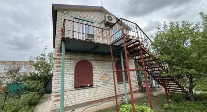 Продам коттедж/дачу 5-ти комнатную с общей площадью 66.4м2, на улице Массив 1988, г. Новый рогачик, Волгоградская обл., Россия, агентство Живем Дома. Фотография №1