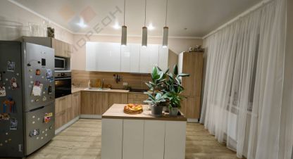 Купить дом 5-ти комнатную, 130.3 кв. м. Фотография №1 Продам дом 5-ти комнатный с общей площадью 130.3м2, на улице Майкопская ул, г. Новая адыгея аул, Адыгея респ., Россия, агентство Мореон Инвест. Фотография №1