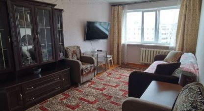 Продам квартиру 2-х комнатную с общей площадью 45.2м2, 3/5 эт., на улице Билибина, г. Магадан, Магаданская обл., Россия, агентство Агентство недвижимости СДЕЛКА. Фотография №1