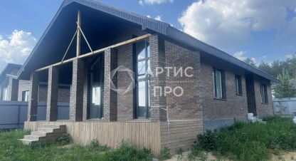 Купить дом 5-ти комнатную, 161.1 кв. м. Фотография №1 Продам дом 5-ти комнатный с общей площадью 161.1м2, на улице Уютная, г. Бобровский, Свердловская обл., Россия, агентство Артис Про. Фотография №1